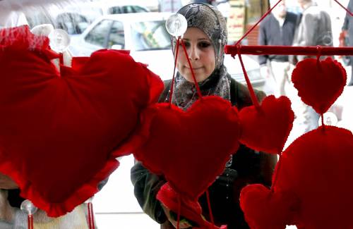 San Valentino tra baci, regalini e aste on line