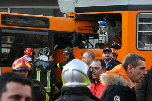 Milano, autobus contro tram: 
morta una donna, 26 i feriti