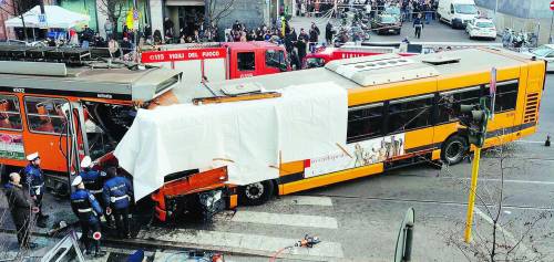 «Troppi pirati, fate più controlli» Rabbia e dolore al deposito bus