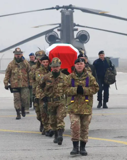 La figlia del maresciallo morto in Afghanistan: "Esponete il tricolore"