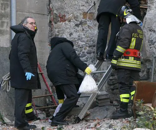 Un neonato morto tra i rifiuti