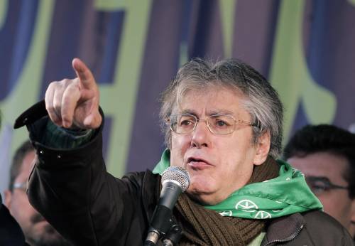 Bossi: "Il prossimo governo salverà Malpensa" 
Lega in piazza per l'aeroporto