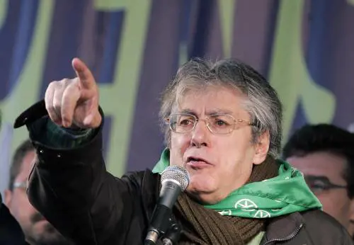 Bossi: "Il prossimo governo salverà Malpensa" 
Lega in piazza per l'aeroporto