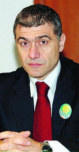 Pecoraro ferma i nuovi impianti e Napoli soffoca nella munnezza