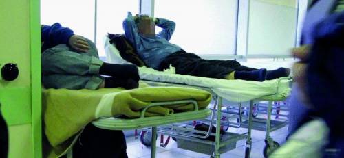L’emergenza a Villa Scassi si cura aspettando  in barella