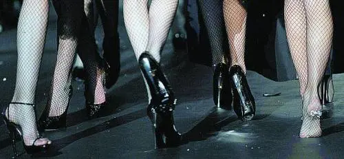 Le scarpe in bilico fra piedi scalzi e tacchi vertiginosi