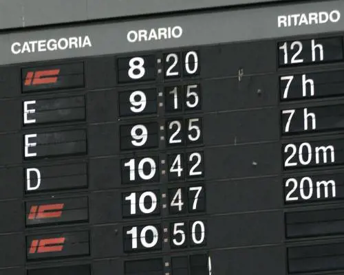 Giudice condanna il treno in ritardo