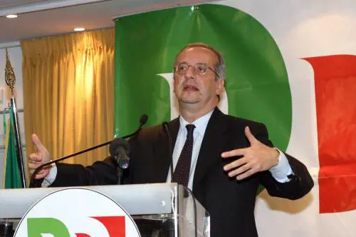 Veltroni si scopre cinese. E  copia Silvio