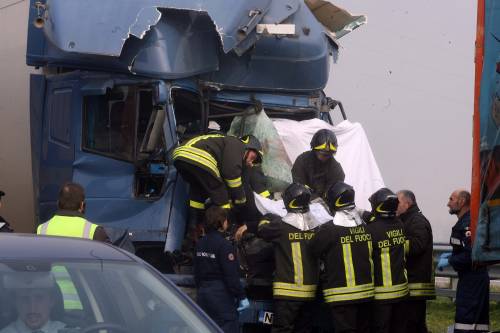 Fitta nebbia sull'A4 
Muore motociclista