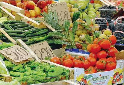 Caro vita, il Comune mette un bollino blu sui negozi convenienti: sconti fino al 40%