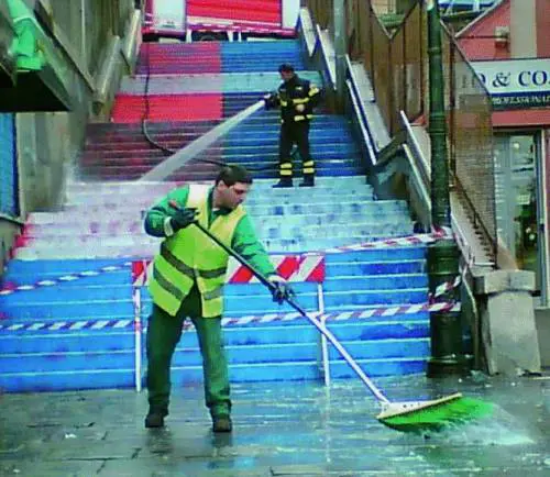 Un calcio allo sport: tifosi vandali imbrattano Manin