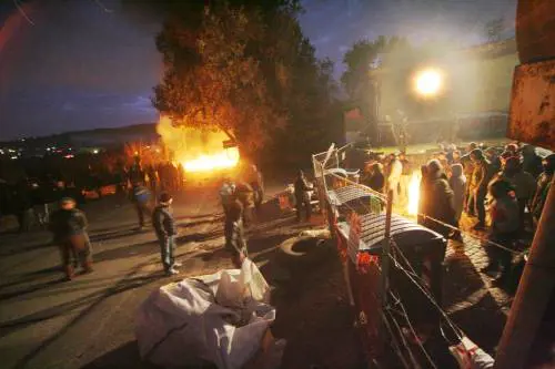 Giugliano, donna si dà fuoco contro la discarica