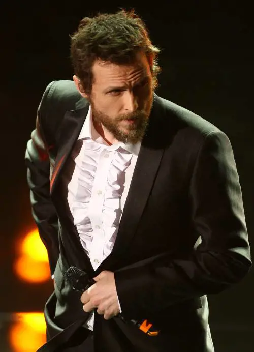 Jovanotti pizzica Berlusconi, Baudo fa le valigie 
Emorragia di ascolti: è parità con i Cesaroni 