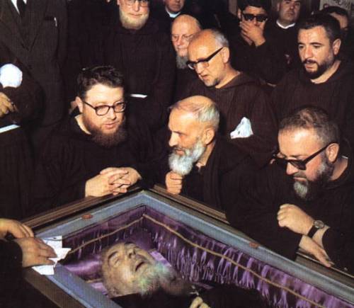 Padre Pio riesumato 
in segreto nella notte