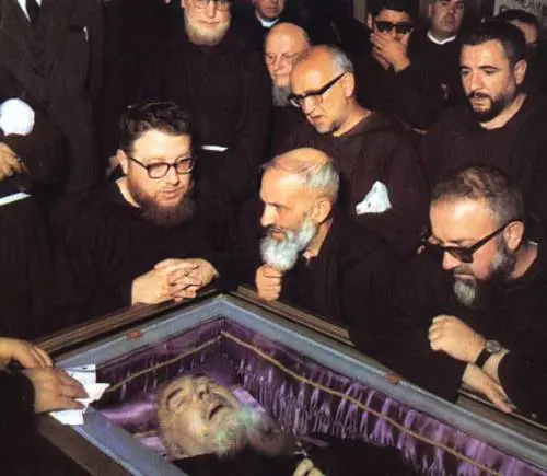 Padre Pio riesumato 
in segreto nella notte