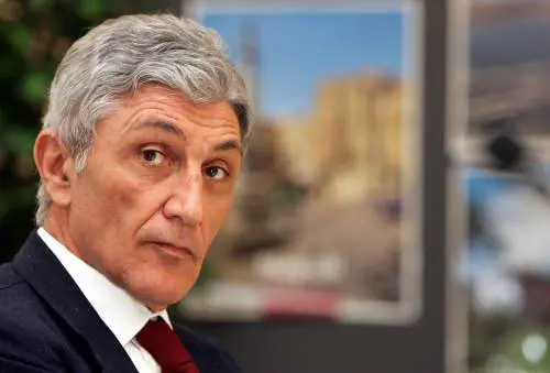 Bassolino a Veltroni:  
se crollo io crolla tutto