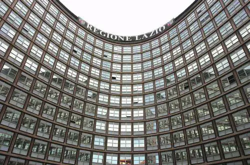 Marrazzo ora  inforca  le forbici: supertagli a servizi e posti-letto