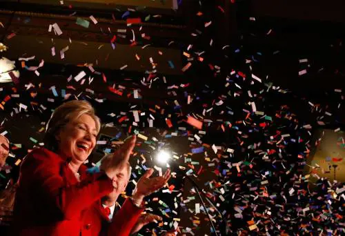 Hillary riapre la corsa: "Fino in fondo"