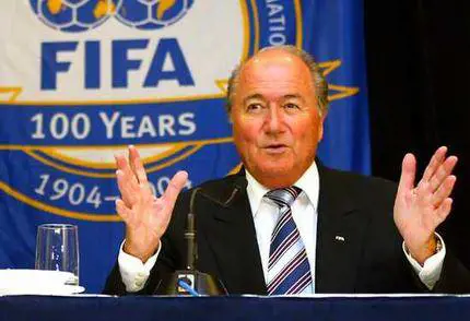 Blatter: "Sì alla squalifica a vita 
per chi è violento in campo"