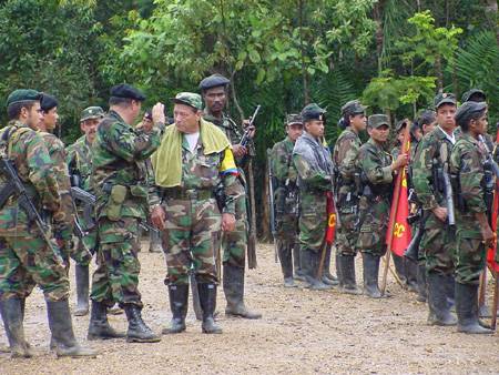 Il leader delle Farc contro il capitalismo ma con le Nike ai piedi