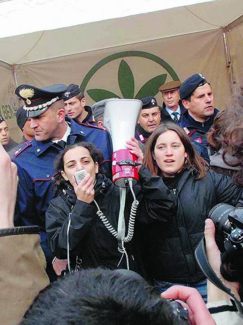 La Lega regala spray anti-stupro, le femministe assaltano il gazebo