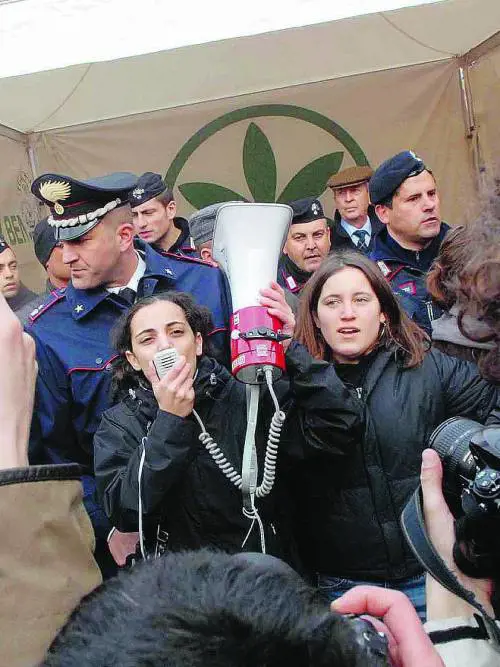 La Lega regala spray anti-stupro, le femministe assaltano il gazebo