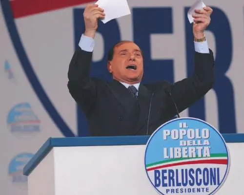 Berlusconi straccia il Pd di Veltroni