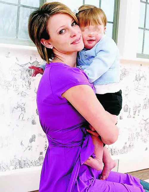 La figlia è down: 
plastica al viso