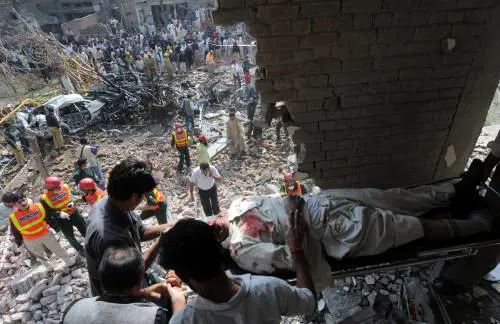 Pakistan, due attentati: 
20 morti e 100 feriti