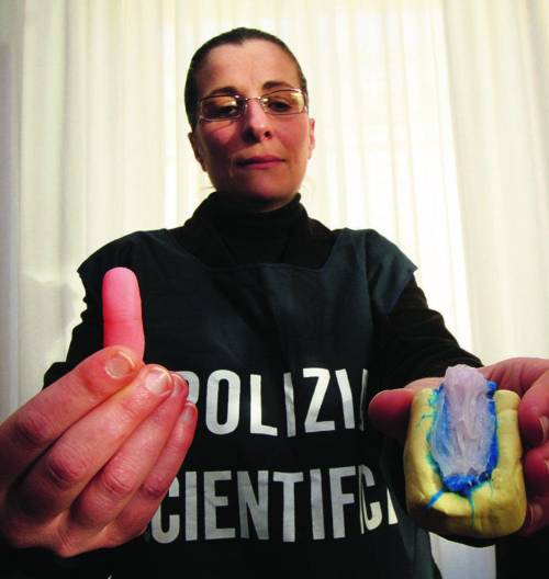 Colpi in stile Csi: rapinava banche con un dito falso