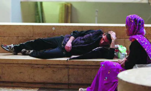 Altro che pattuglie interforze anche loro stanno a guardare