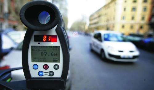 Era sulle strisce: grave una donna travolta dal bus