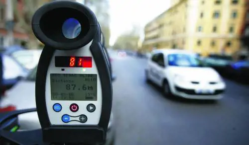 Era sulle strisce: grave una donna travolta dal bus