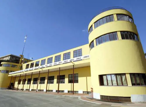 Prezzi popolari per una nuotata nelle piscine inaugurate dal re