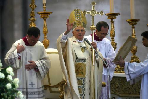 Il Papa: "Fermiamo 
le violenze in Tibet 
e Medio Oriente"