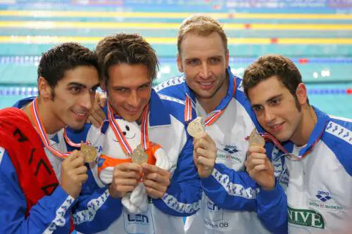 Nuoto: super Italia, staffetta d'oro