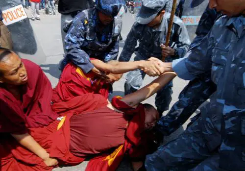 Tibet, continuano gli scontri: ucciso un monaco