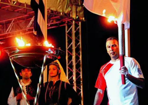 La fiaccola olimpica ora corre sulla via crucis