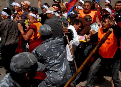 Tibet: nuovi arresti 
in un monastero in Cina, 
disordini in Nepal