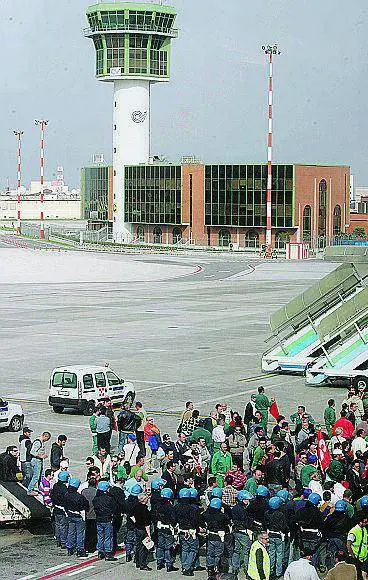 I lavoratori di Atitech bloccano Capodichino