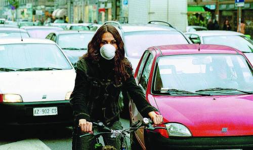 "L’aria è più pulita" 
calo record di smog 
ma resta l'allarme