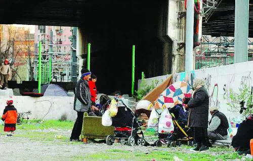 Bovisasca, i nomadi ricostruiscono la favela
