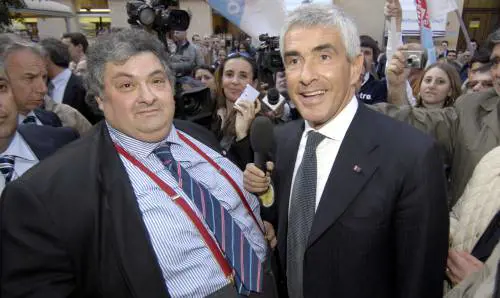 Il centrosinistra riempie la sala a Casini