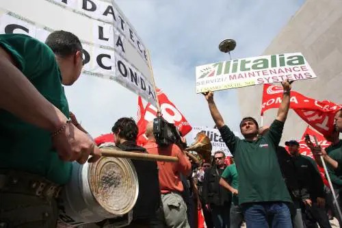 Alitalia, Prodi: "Riprenda la trattativa" 
Sindacati: "Ripartire dal nostro piano"