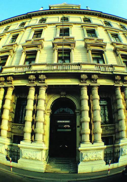 Generali, Algebris attacca lasse  Mediobanca-Benetton