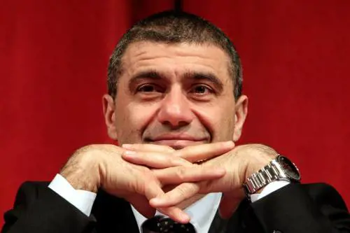 Rifiuti e viaggi vip,  
Pecoraro indagato 
per corruzione