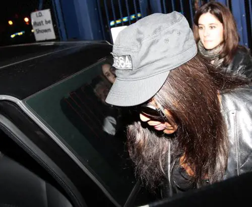 Naomi sputa a un poliziotto: arrestata