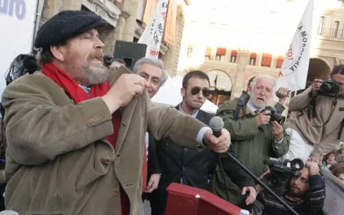 Pesaro, ancora fischi  
e tafferugli per Ferrara