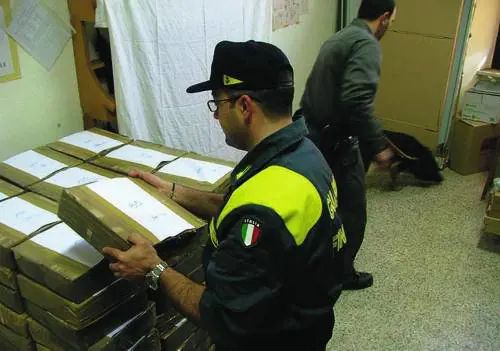 Due tonnellate di hashish mandate in fumo dalla Gdf