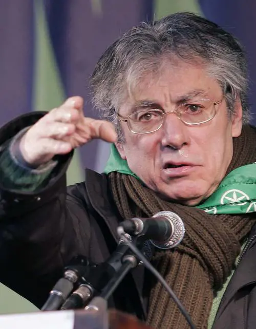 Il Senatur e i "fucili" 
Berlusconi frena: 
"Ministro? Dipende"